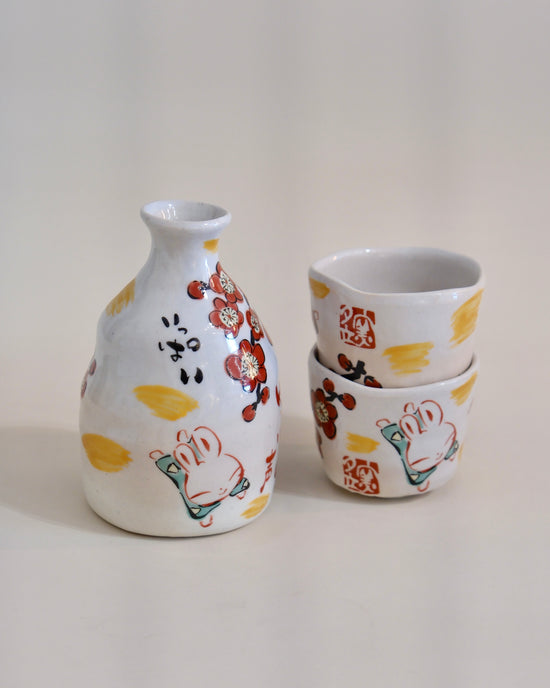 Yudachi Gama Red Bunny Sake bottle w cups（Gift Box）