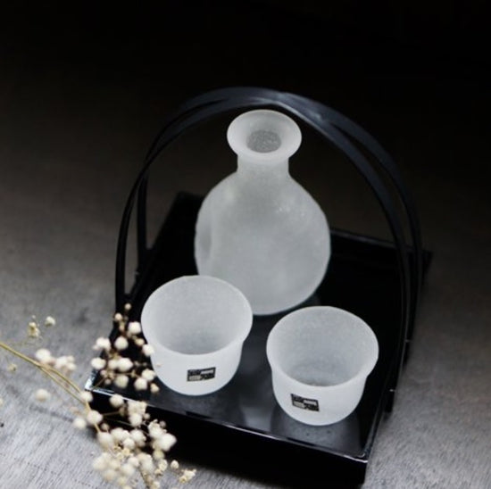 Hirota White Sake Bottle Cup Set(With Tray gift box)