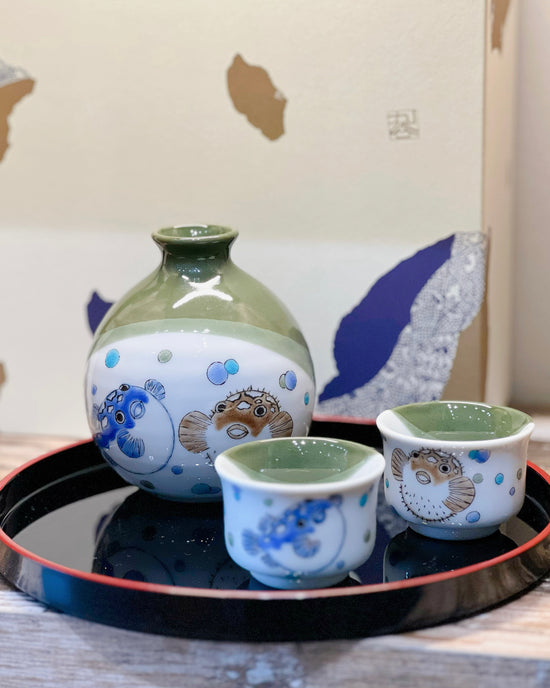 Kutani ware Puffer Fish Sake set(With Tray Gift Box)