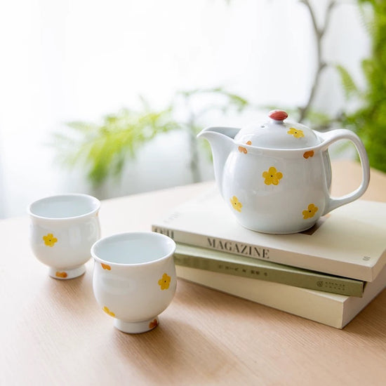 Arita ware Yellow Flower Teapot Set (Wooden Box)