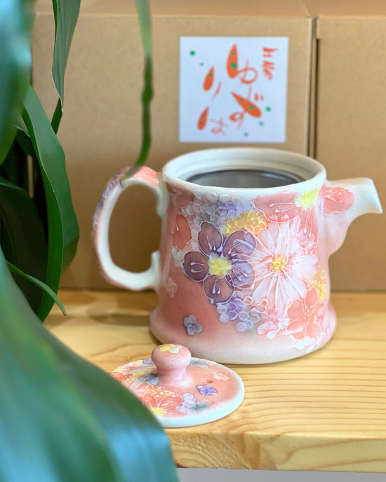 Yuzuriha Flower Tea Pot 紅彩花間取 急须 （Gift Box）