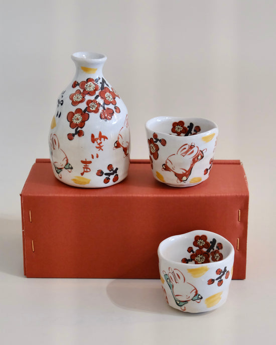 Yudachi Gama Red Bunny Sake bottle w cups（Gift Box）