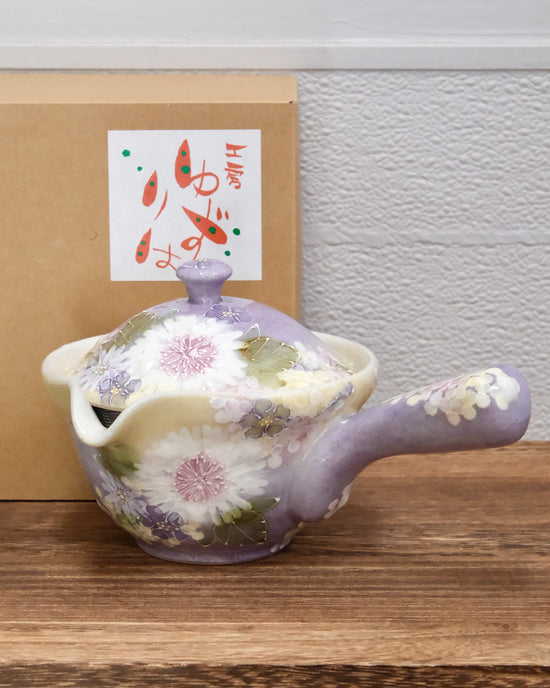 Yuzuriha Flower teapot 300ml 花かざり 平急须 (Gift Box)