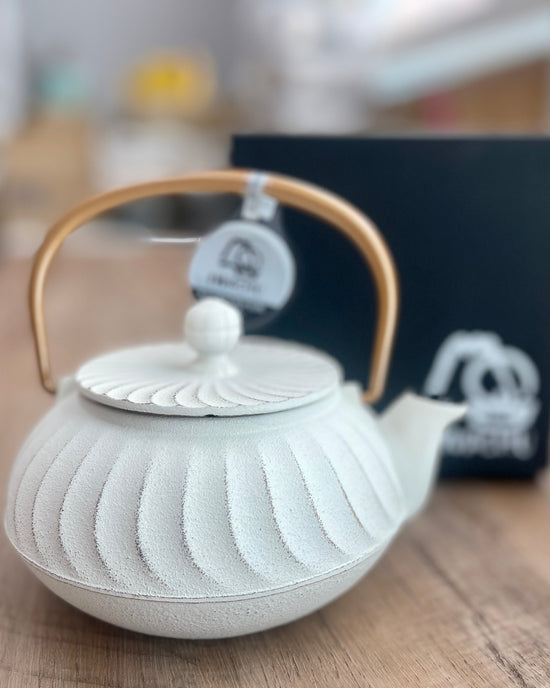 Iwachu Iron Teapot White Gold 650ml(Gift Box)