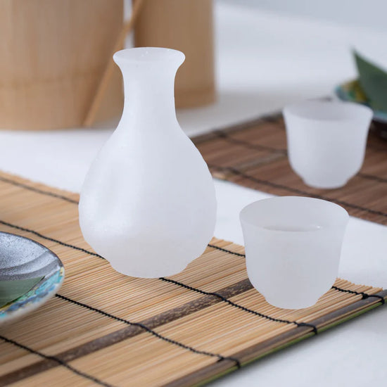 Hirota White Sake Bottle Cup Set(With Tray gift box)