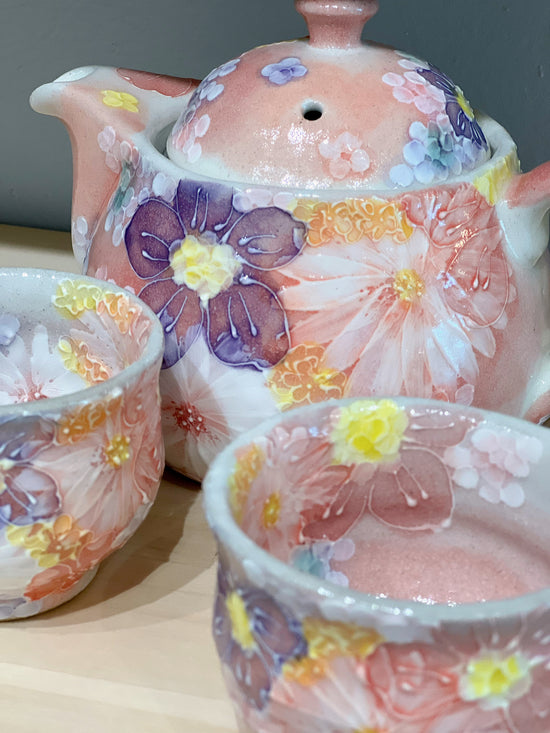 Yuzuriha Flower Maru Teapot with tea cup*2 紅彩花間取(Gift box)
